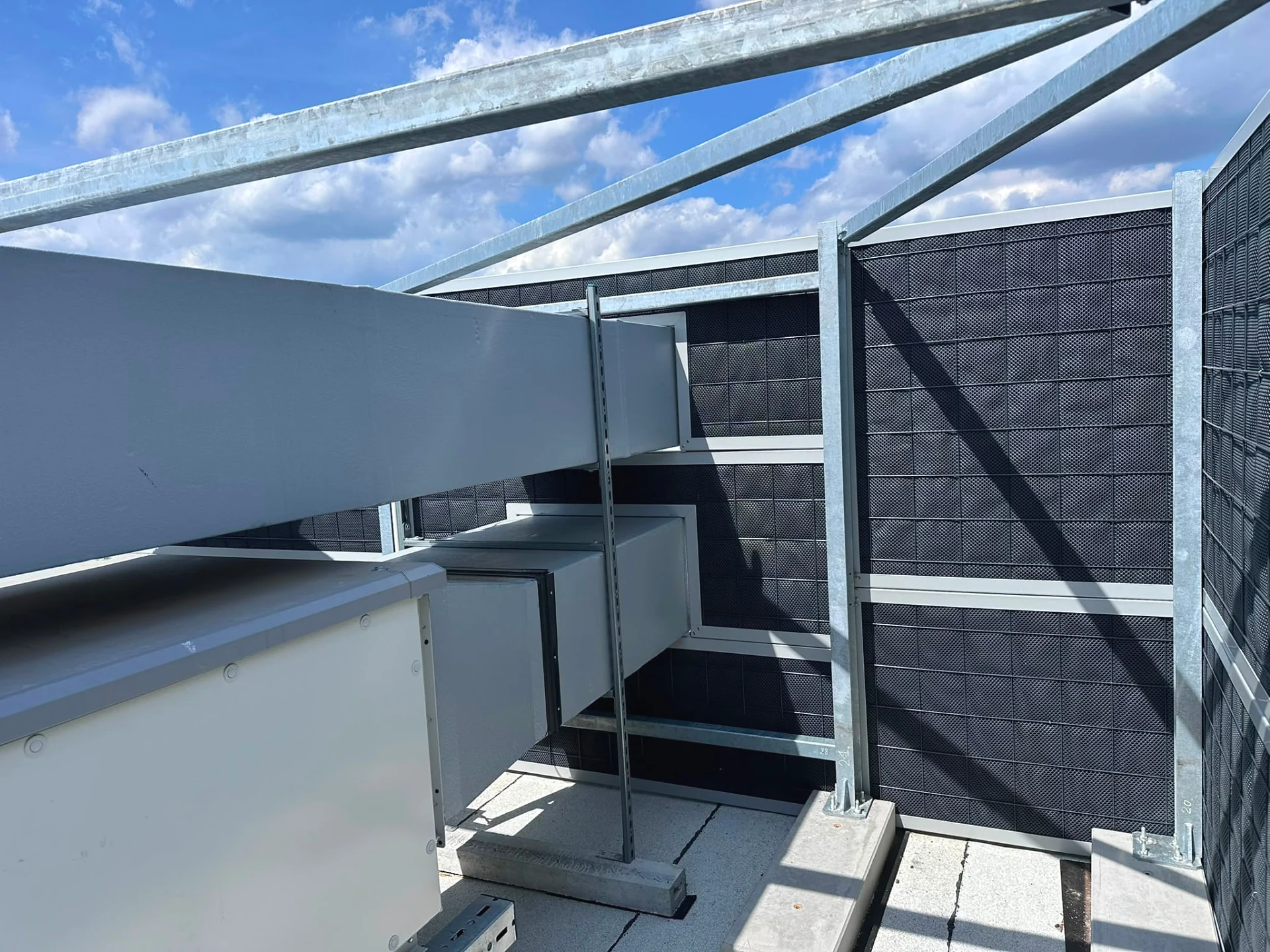 Detail van de absorberende panelen en staalstructuur op het dak