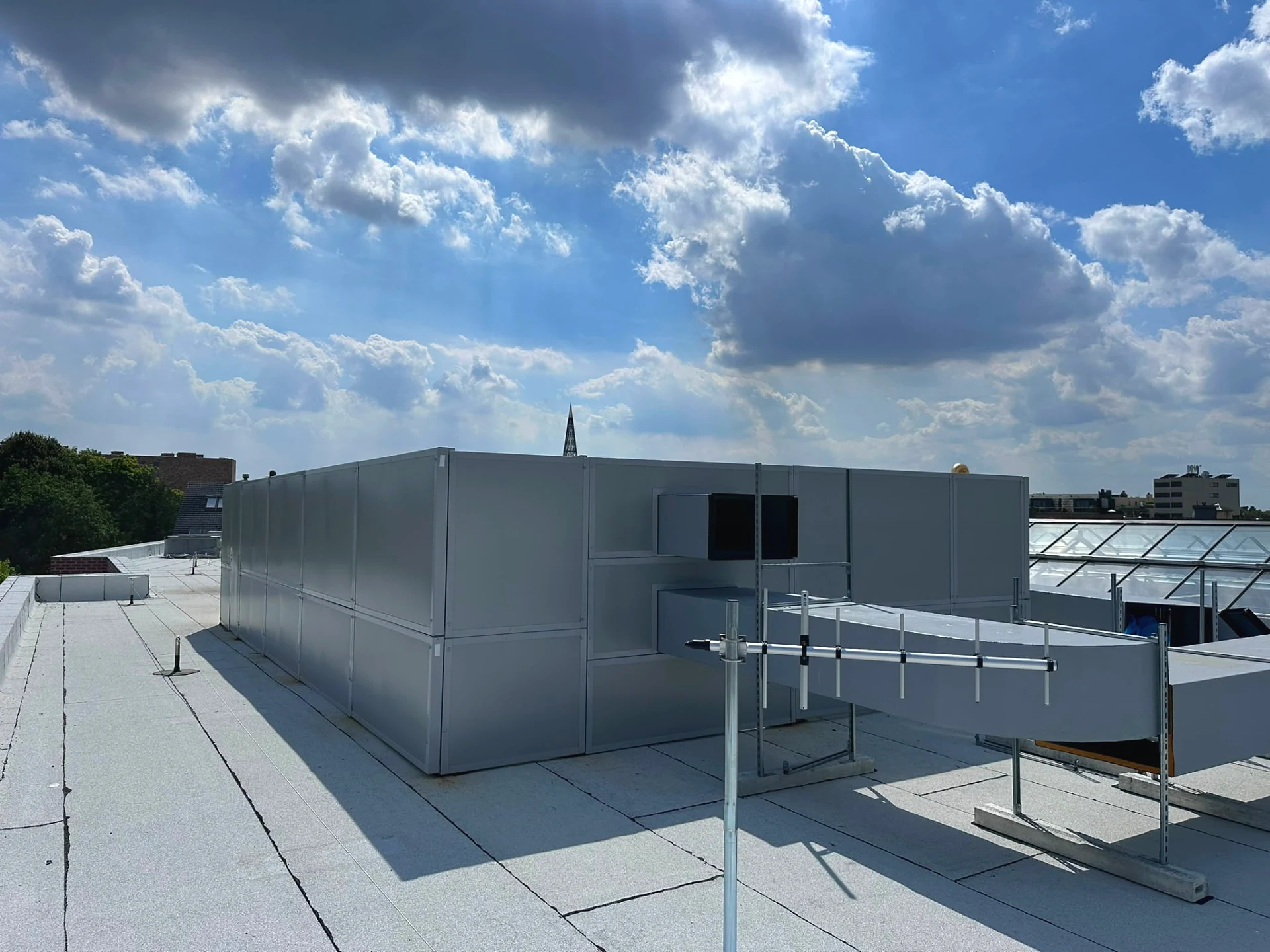 Overzicht van Noise-Reducer schermen rond de dakinstallatie