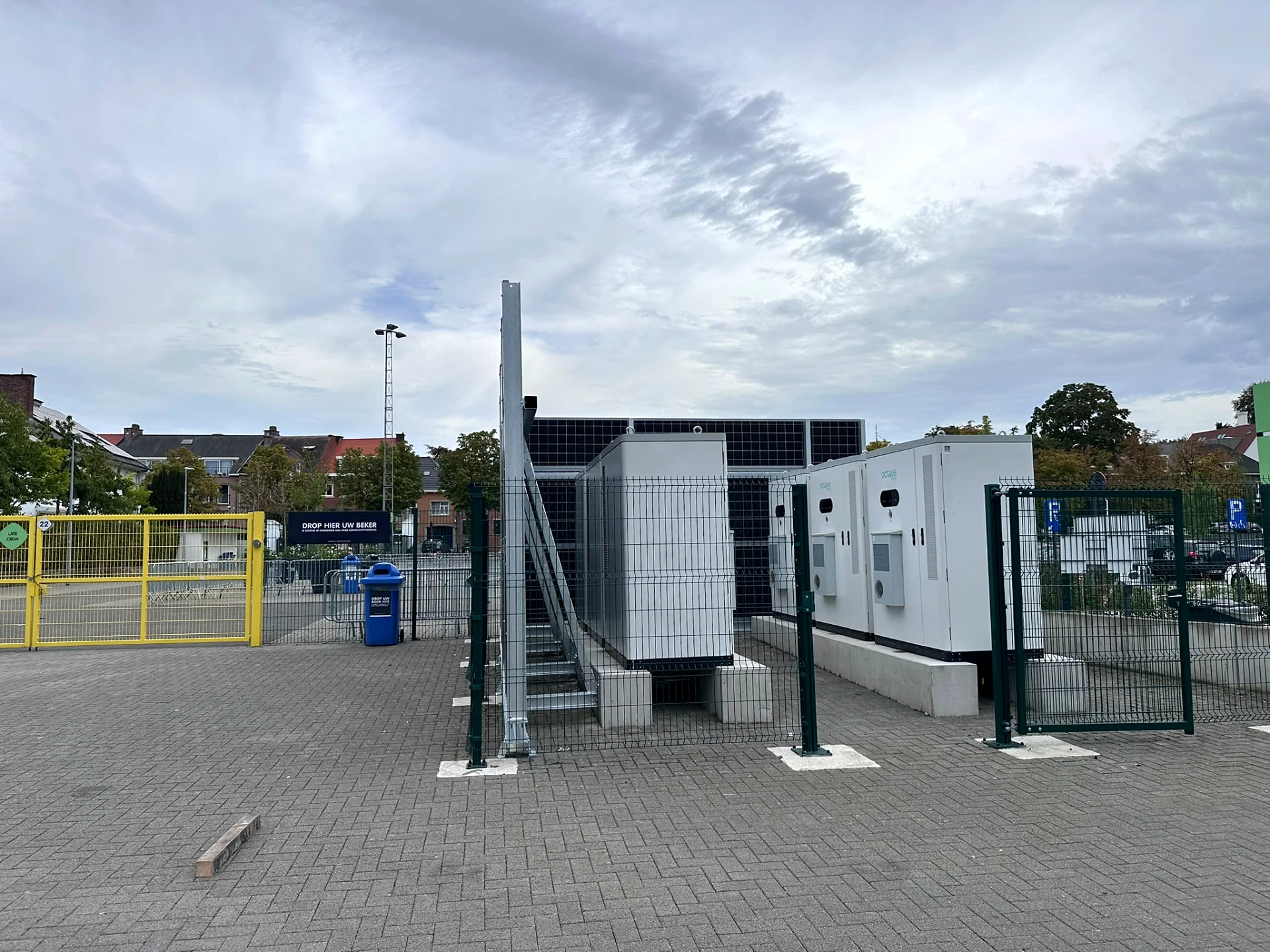 Batterijpark voor Eneco bij OHL Leuven, overzicht van de installatie en het geluidsscherm.