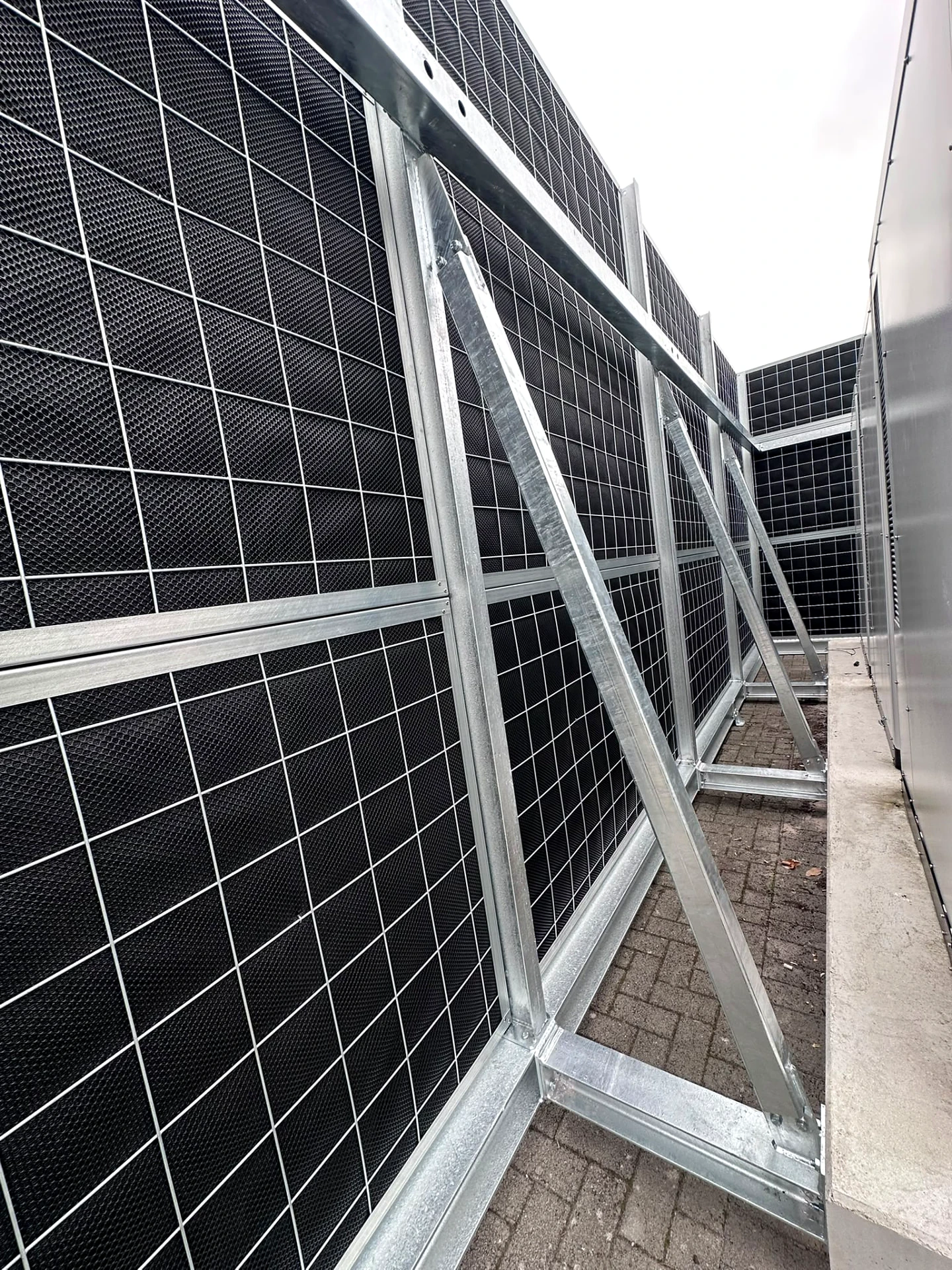 Detail van de absorberende panelen en staalstructuur bij OHL Leuven voor Eneco.