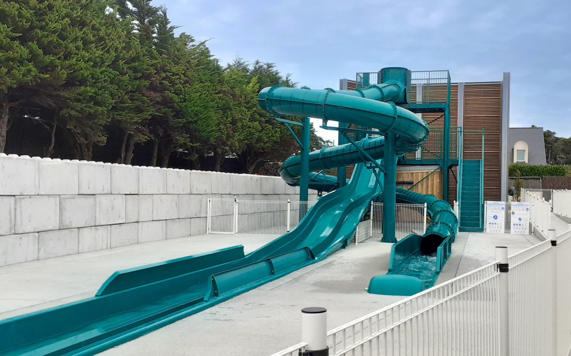 Noistop Wood Elba natural shielding a water slide at a commercial pool park in France