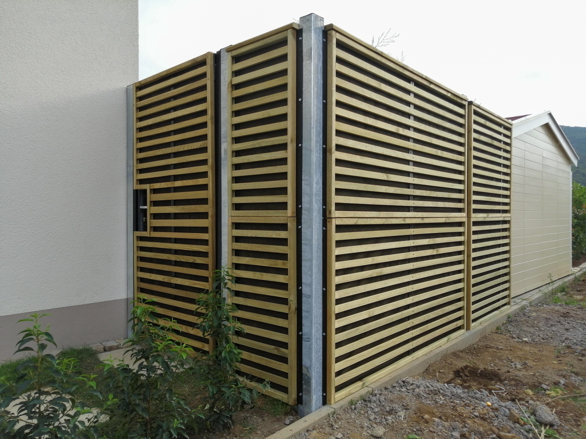 Corner detail of a Noistop Wood installation next to a private home in Germany