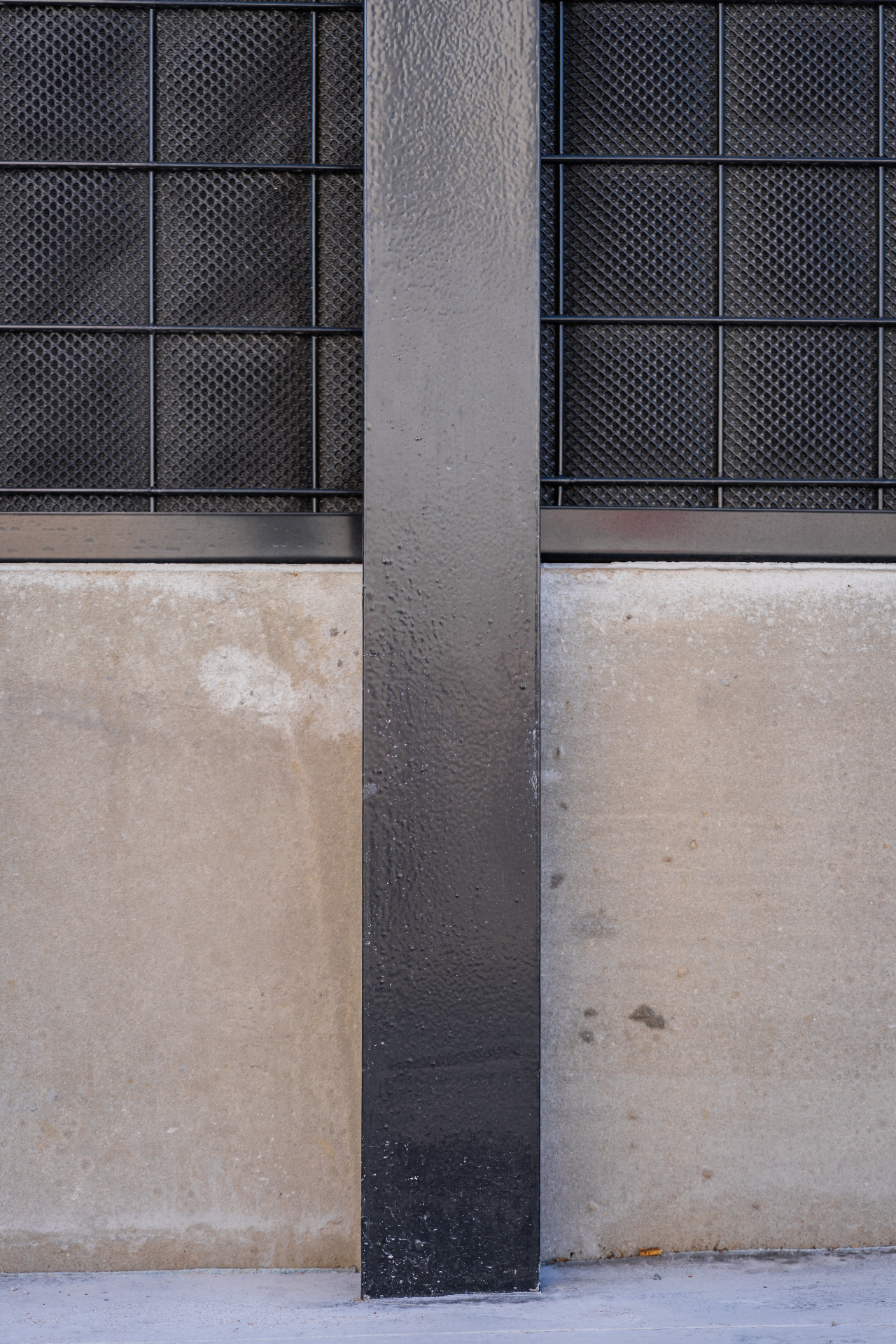 Close-up of the steel post and absorbent mesh of a Noise-Reducer DA80 panel