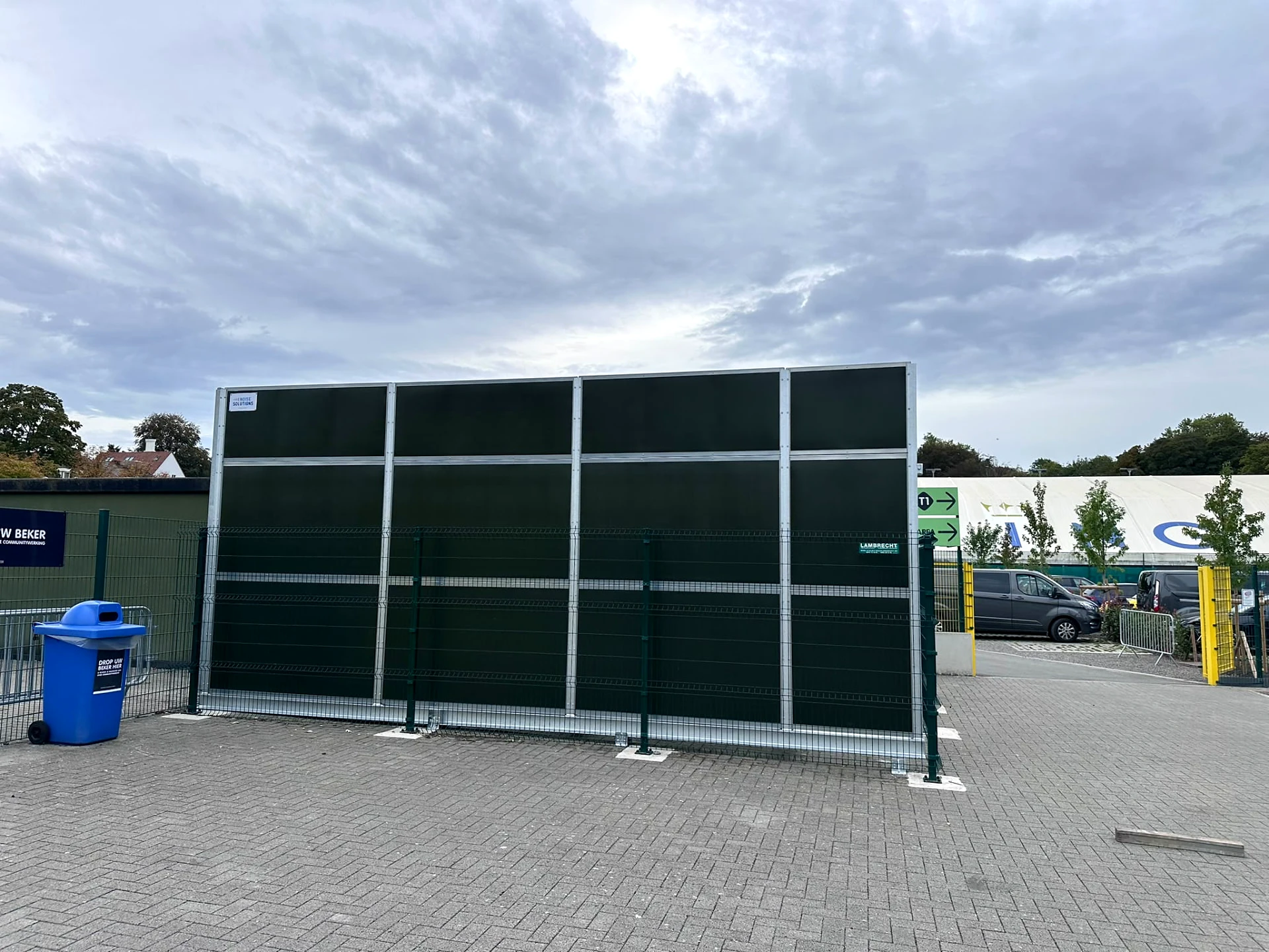 Buitenzijde van het geluidsscherm rond het Eneco-batterijpark bij OHL Leuven.