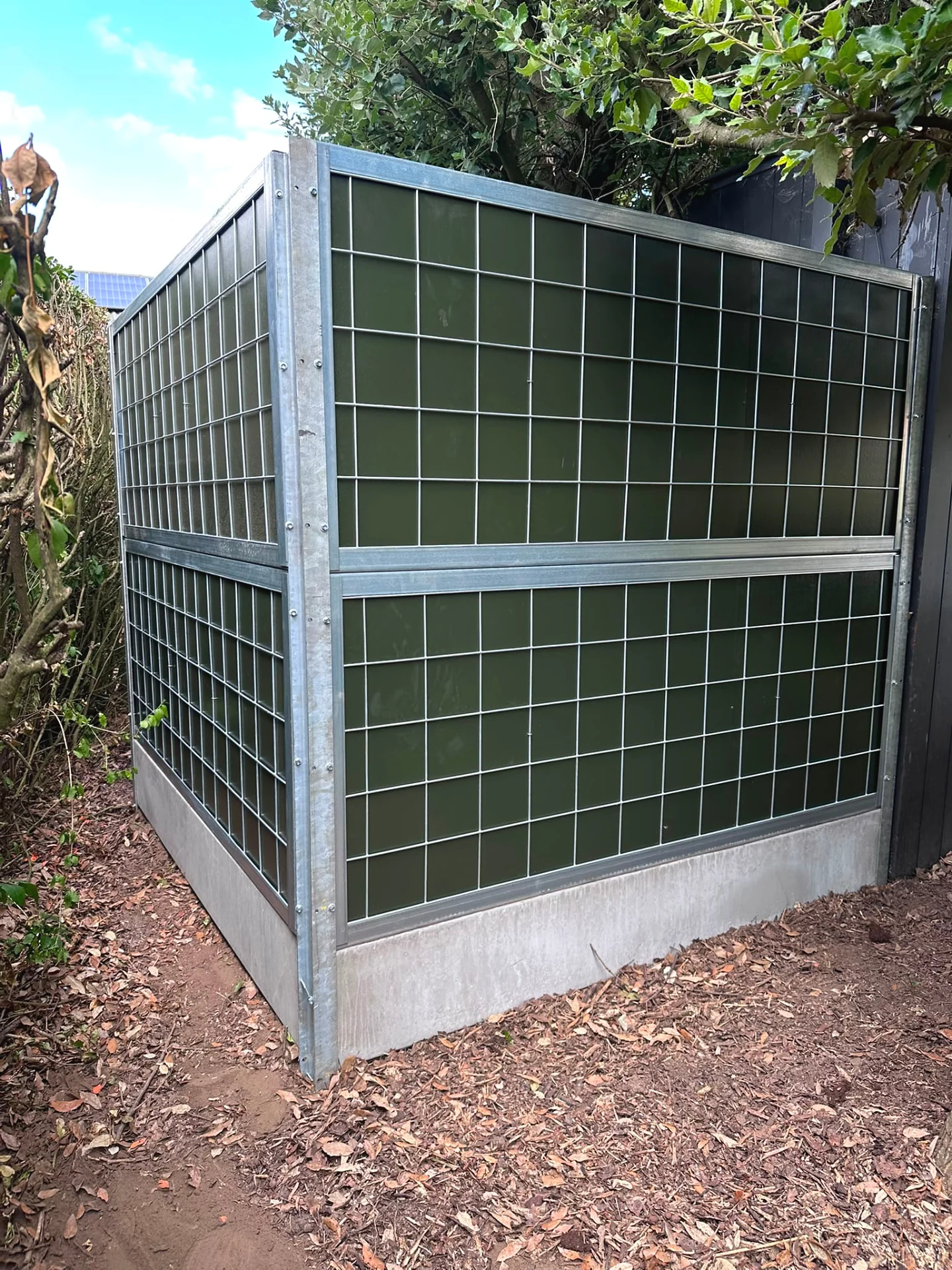 Buitenzijde van Noise-Reducer schermen op betonplinten in de tuin