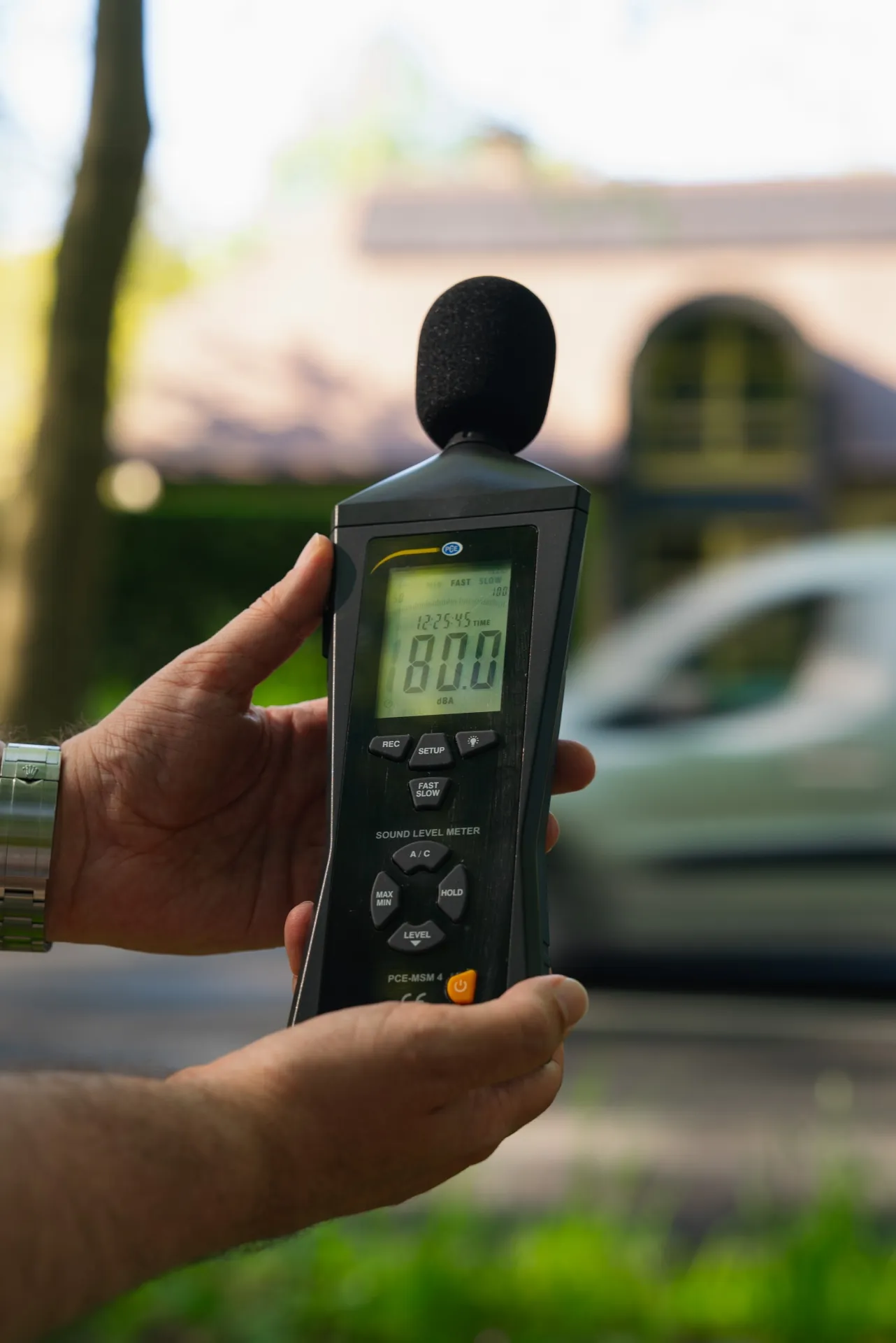 Decibelmeter toont 80 dBA, illustratie van geluidsoverlast door verkeer en machines