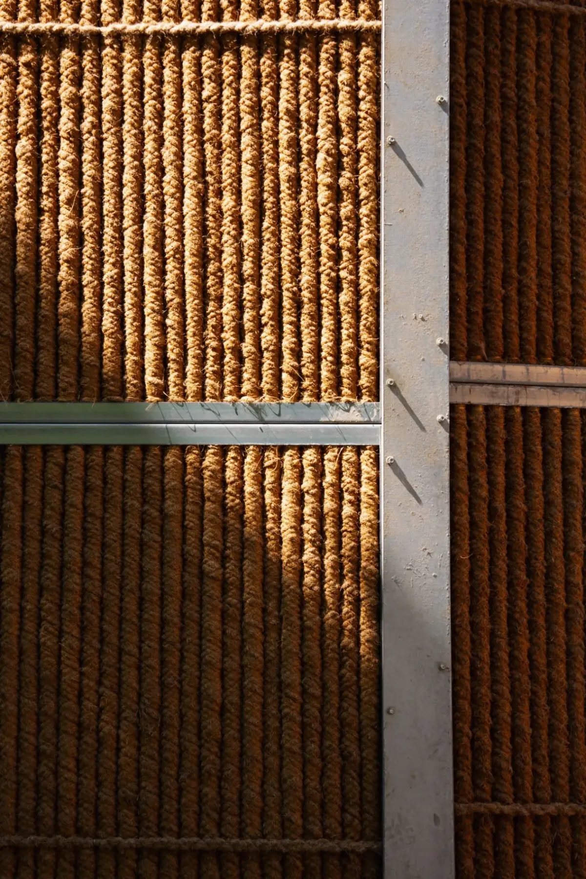 Gros plan détaillé de la structure en fibre de coco pressée de Kokowall avec un cadre en acier galvanisé