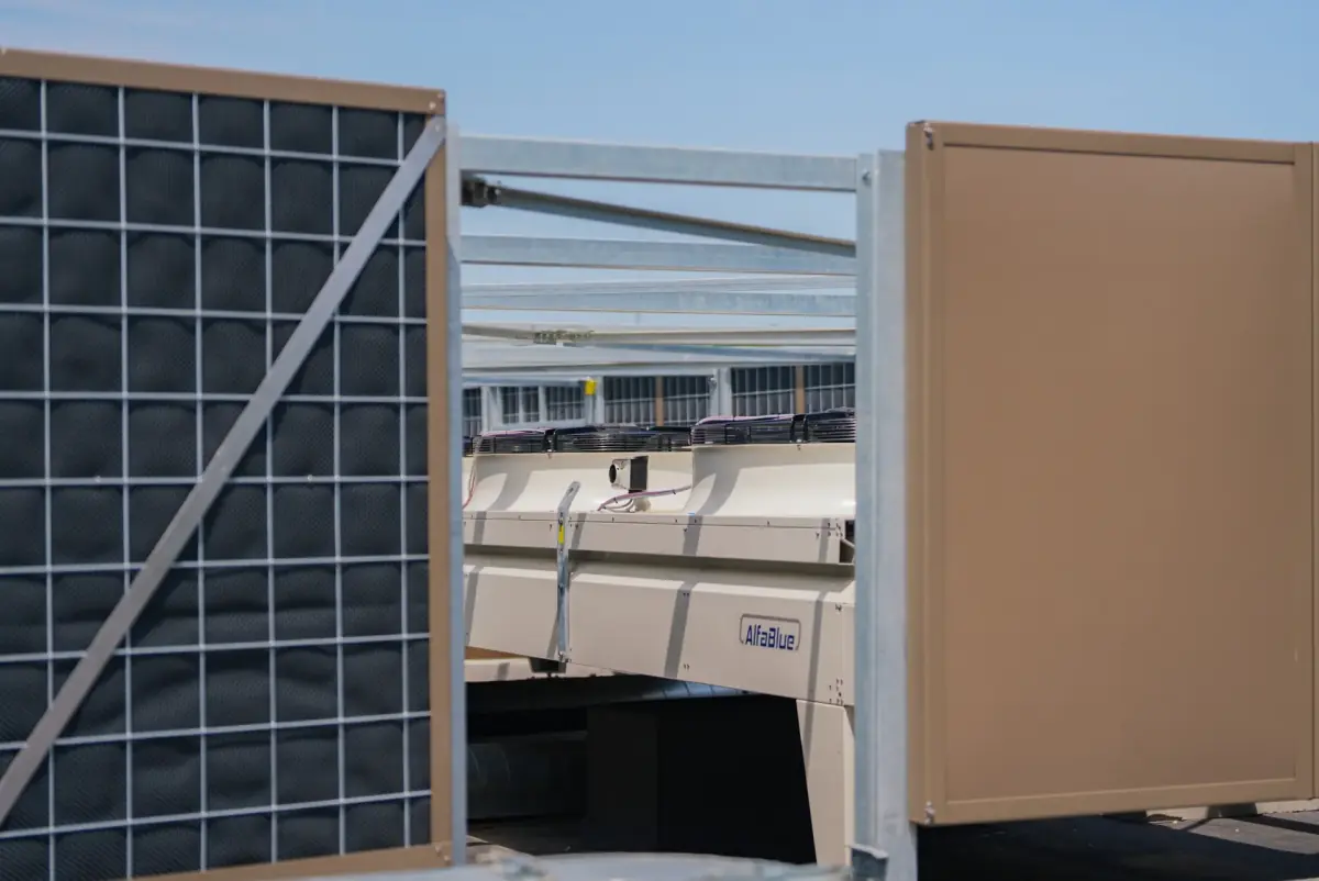 Detail of Noise-Reducer panels with an absorbent inner side around an AlfaBlue cooling unit