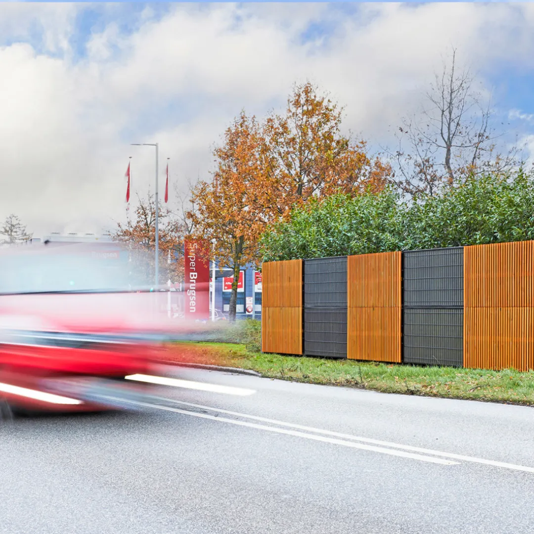 Noistop Essential panel with car driving past, wooden and metal cladding visible on both sides