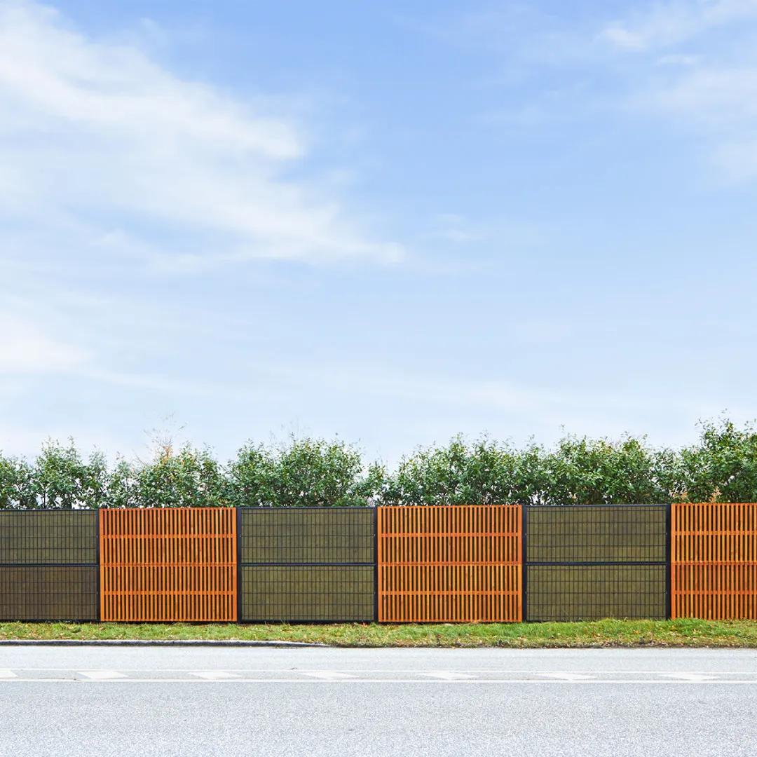Noistop Essential sound barrier combining wooden and metal cladding along a road