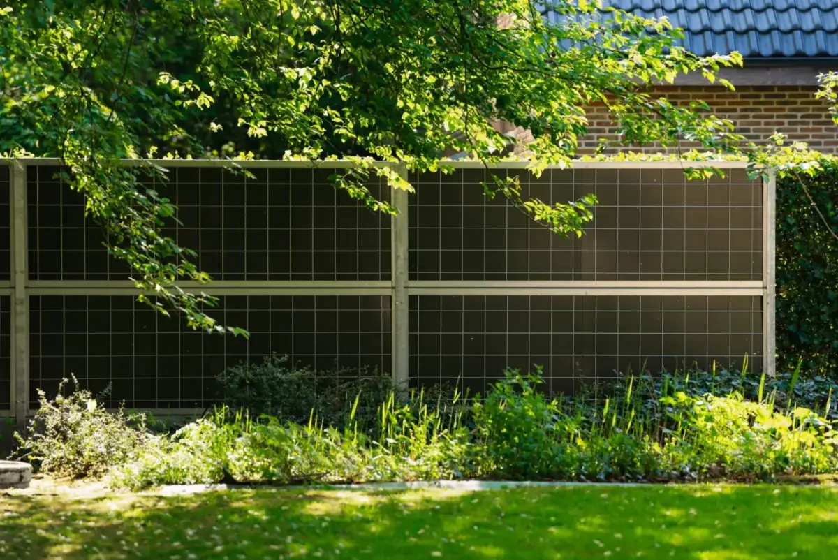 Sound barrier for private individuals, protection against heat pump and traffic noise in your garden