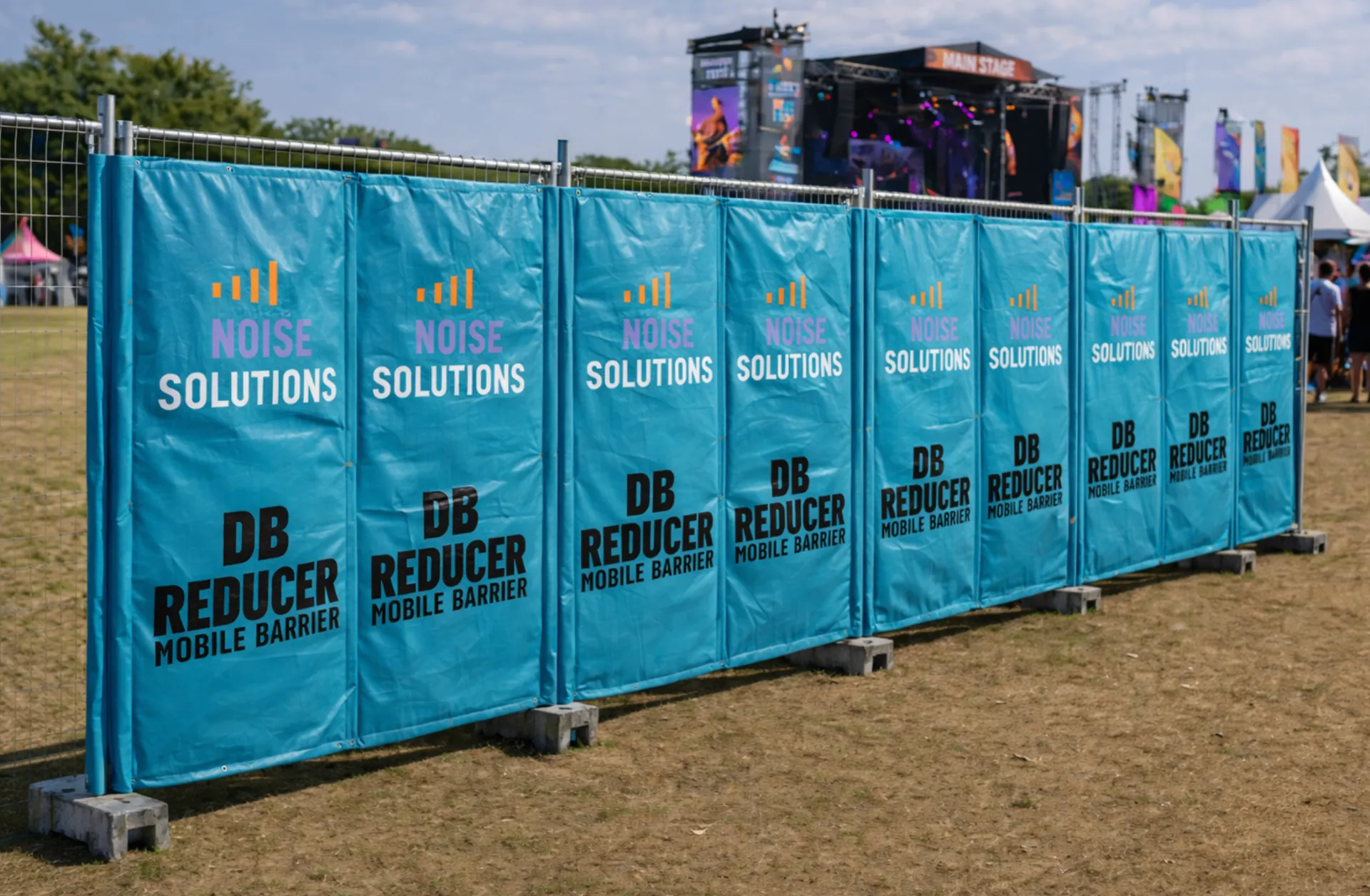 Akoestische werfdoeken bevestigd op Heras-bouwhekken rondom een festivalterrein